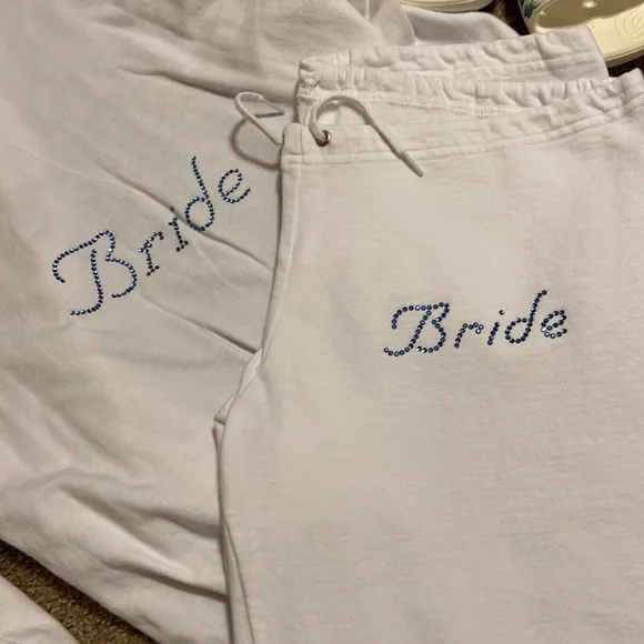 California fleece jogging pants XL and jacket L, but runs a little small. - Picture 2 of 8